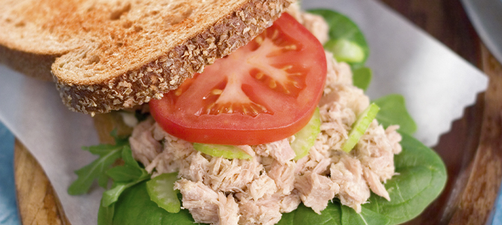 Geroosterde volkoren boterham met tonijn-bleekselderijsalade en limoenmayonaise