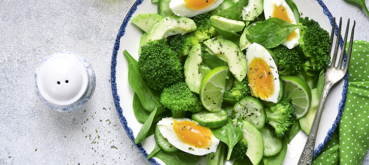 Spinazie-broccolisalade met gekookt ei en avocado