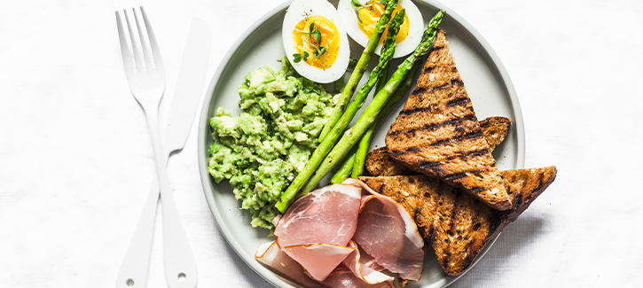 Getoast brood met gegrilde asperges, ei, ham en avocado-yoghurtdip