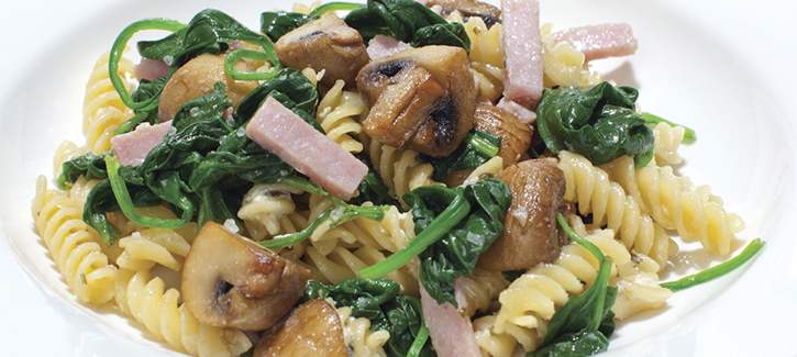 Fusilli met ham en champignonroomsaus