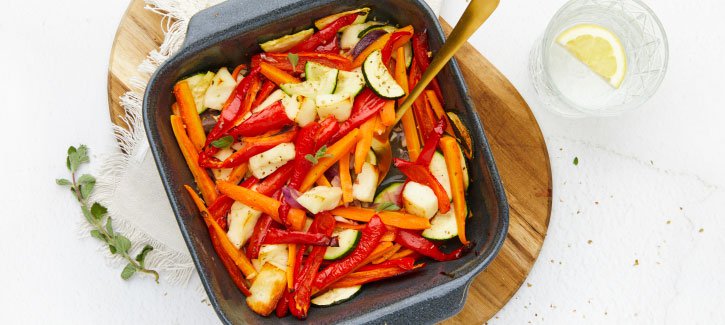 Koolhydraatarme recepten - vegetarische bakplaat met halloumi en groenten